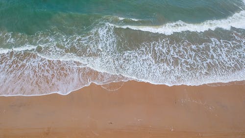 海浪在岸上崩溃 · 免费素材图片