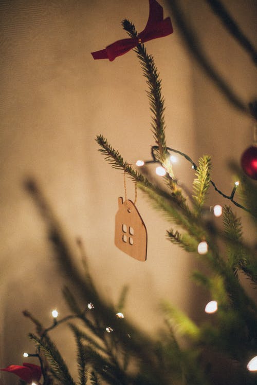 挂在圣诞树上的棕色木屋装饰品 · 免费素材图片