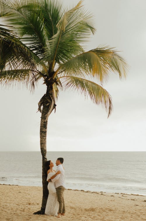 浪漫情侣在海滩拍摄 · 免费素材图片