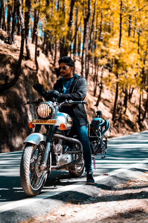 黑夹克骑摩托车的人 · 免费素材图片