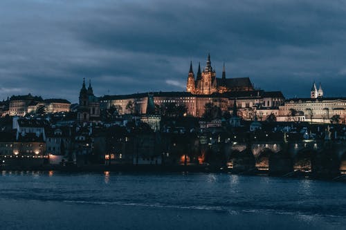 布拉格城堡在晚上 · 免费素材图片