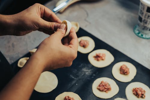 准备食物的人 · 免费素材图片