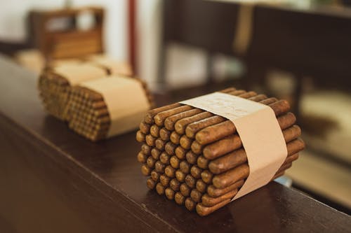成堆的原料雪茄包装在织物中 · 免费素材图片