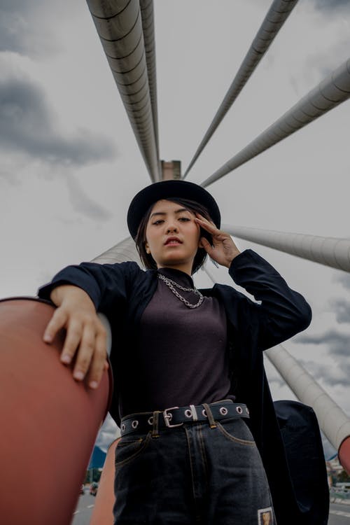 黑夹克和黑帽子站的女人 · 免费素材图片