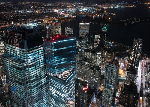 空中射击的城市建筑物在夜间 · 免费素材图片