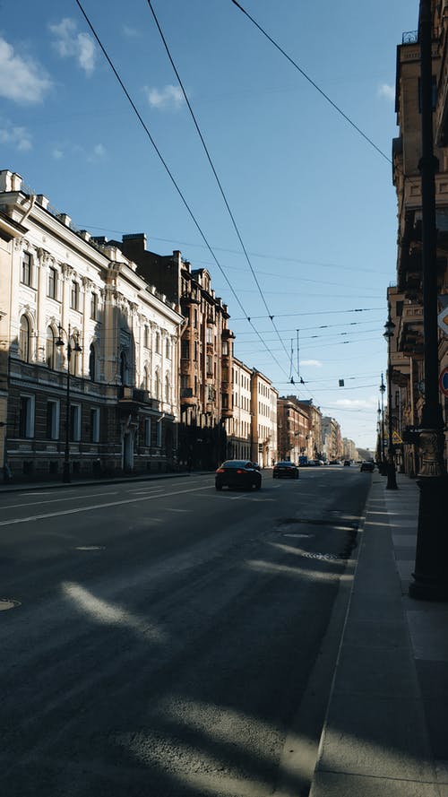 汽车经过建筑物附近的道路 · 免费素材图片