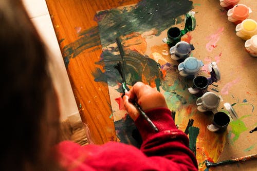 棕色的木桌上的人绘画 · 免费素材图片