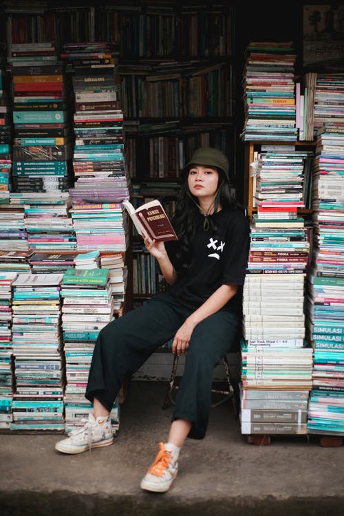 黑船员的脖子t恤，坐在书上的女人 · 免费素材图片