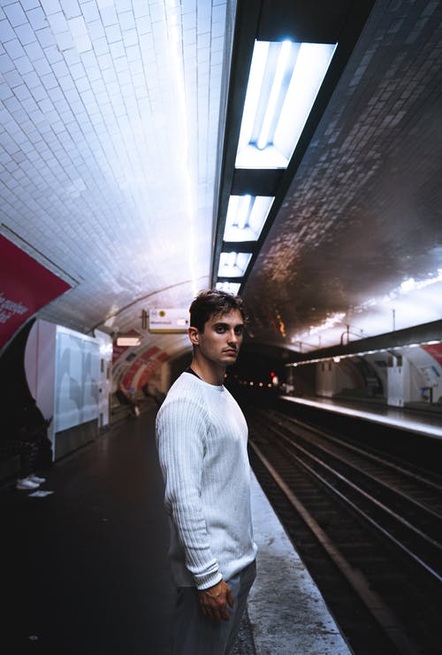 站在火车站的白衬衫的男人 · 免费素材图片