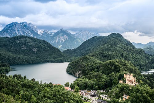 蓝蓝的天空下河附近的绿山 · 免费素材图片