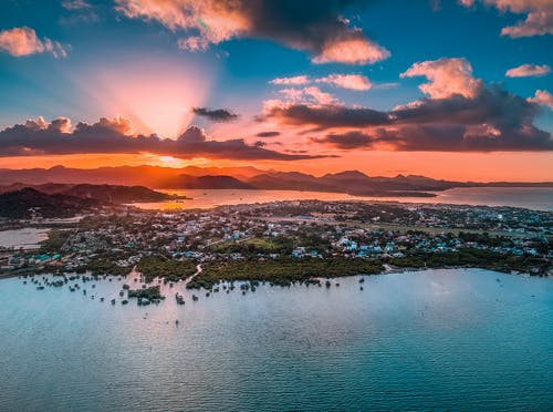 日落期间的水体 · 免费素材图片