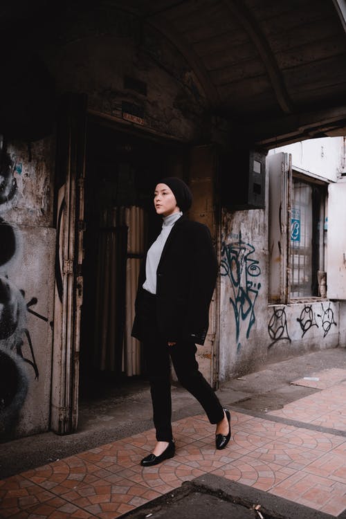 有关（顶部有小羊毛球的）羊毛帽子, 人, 涂鸦的免费素材图片