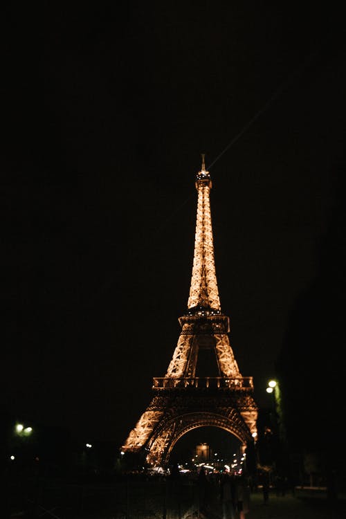 埃菲尔铁塔在夜间 · 免费素材图片
