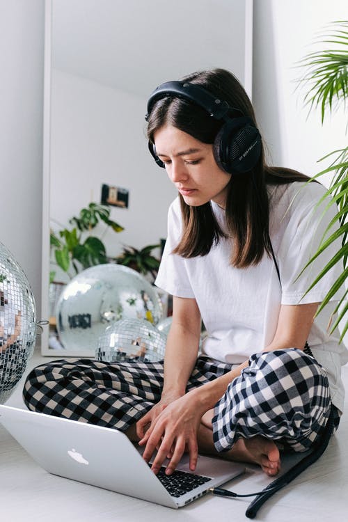 白色圆领t恤的女人 · 免费素材图片