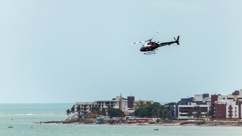 直升机飞过水体 · 免费素材图片