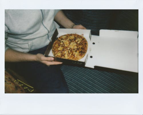 人坐拿着一盒比萨 · 免费素材图片