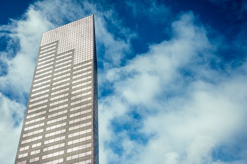蓝蓝的天空下的高层建筑 · 免费素材图片