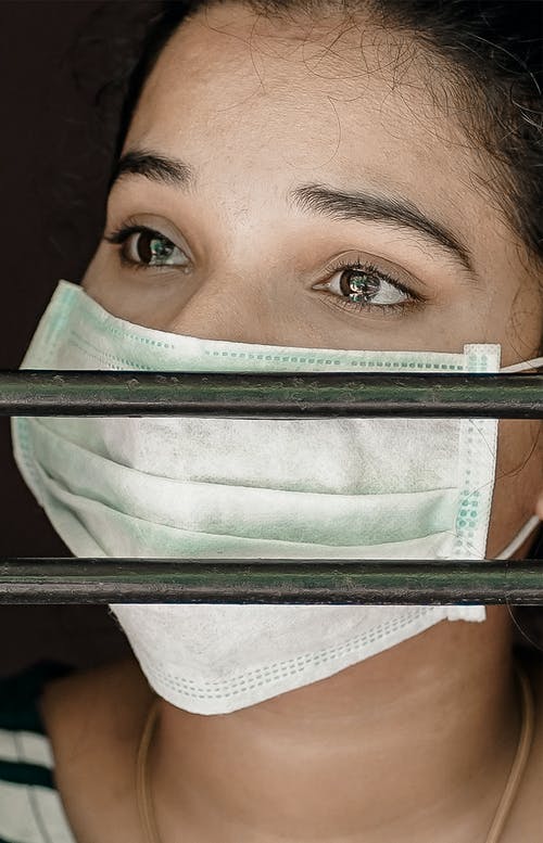 戴口罩的女人特写照片 · 免费素材图片