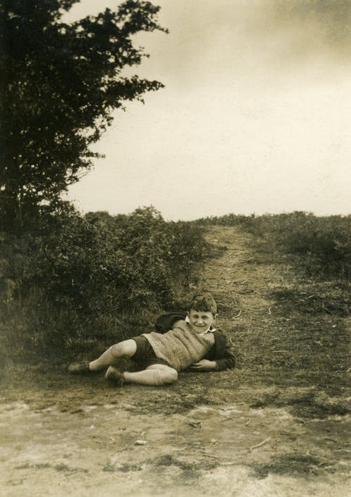 躺在草地上的男孩 · 免费素材图片