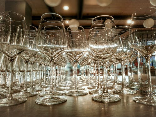棕色木制的桌子上的透明酒杯 · 免费素材图片