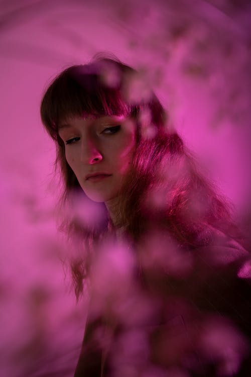 粉红色工作室的女人 · 免费素材图片