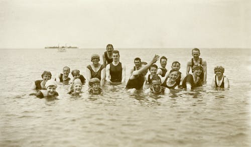 一群人在水面上的灰度照片 · 免费素材图片