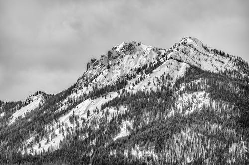 雪山的灰度照片 · 免费素材图片