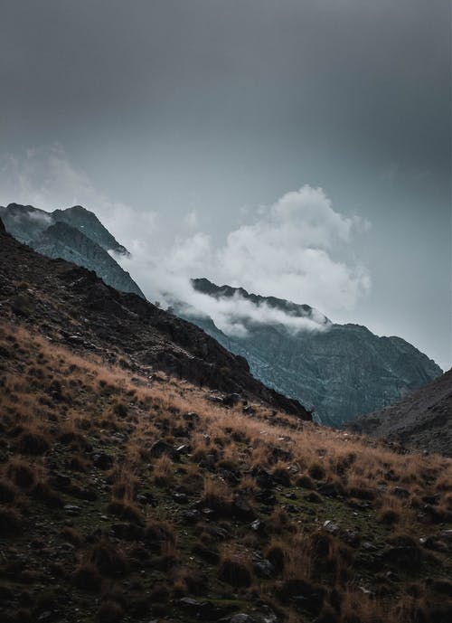 灰色的天空下的山地景观 · 免费素材图片