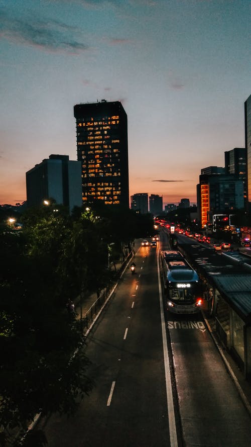 城市建筑物附近道路上的汽车 · 免费素材图片