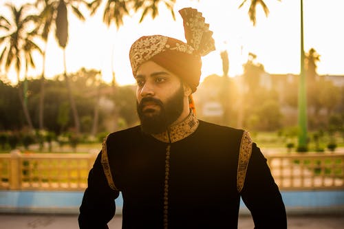 男子身穿印度sherwani站 · 免费素材图片