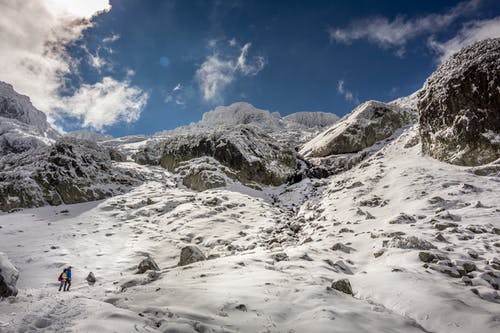 雪覆盖山在蓝蓝的天空下 · 免费素材图片