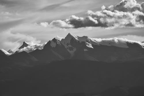 白雪皑皑的山脉的灰度照片 · 免费素材图片