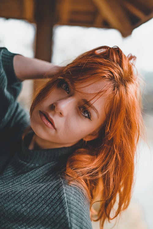 高领上衣的女人 · 免费素材图片