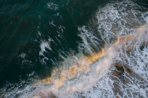 海浪在岸上崩溃 · 免费素材图片