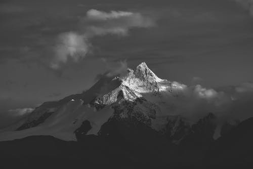 雪山的灰度照片 · 免费素材图片