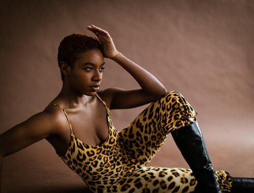 豹纹连身裤的女人 · 免费素材图片