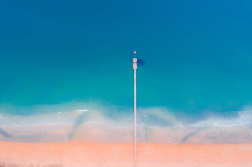 蓝天下的长码头 · 免费素材图片