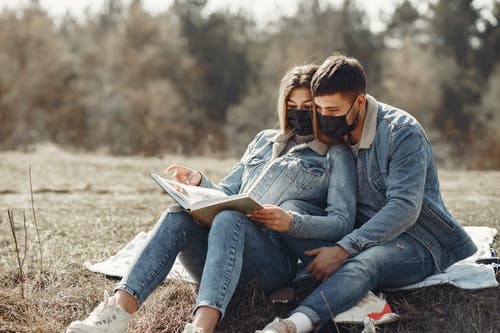 有关一对, 一起, 休息的免费素材图片