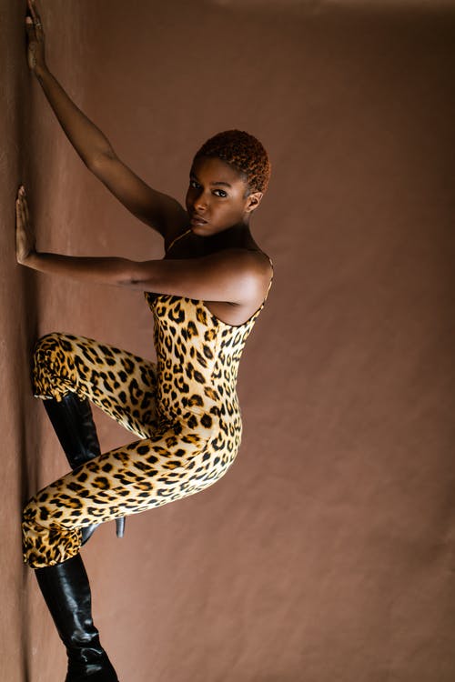 豹纹意大利面条皮带连身裤的女人 · 免费素材图片