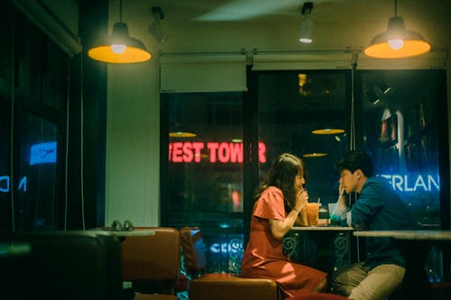 亚洲夫妇晚上在咖啡馆喝鸡尾酒 · 免费素材图片