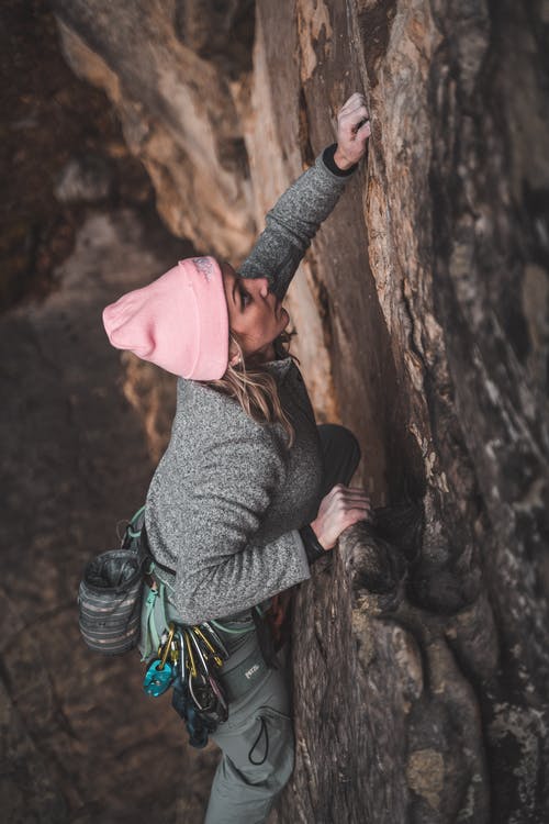 聚焦年轻女运动员在峡谷中爬大悬崖 · 免费素材图片