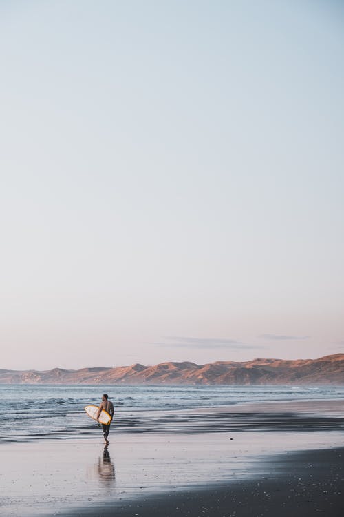 男子站在海边 · 免费素材图片