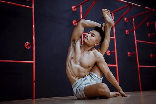 练瑜伽时做伸展运动的肌肉民族教练 · 免费素材图片