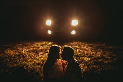 浪漫的年轻情侣，在农村的约会中拥抱在晚上 · 免费素材图片