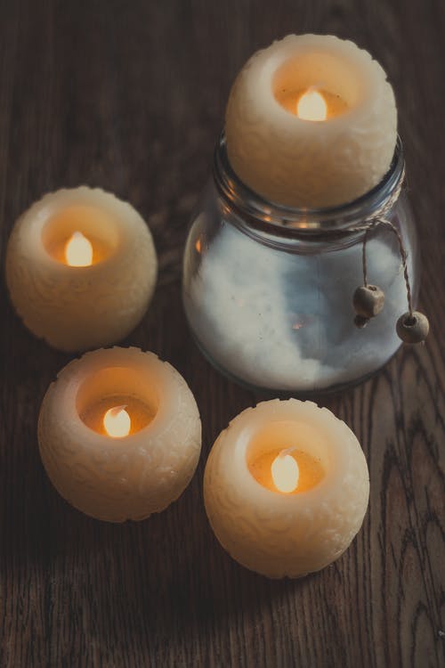 在家里的木桌上的蜡烛 · 免费素材图片