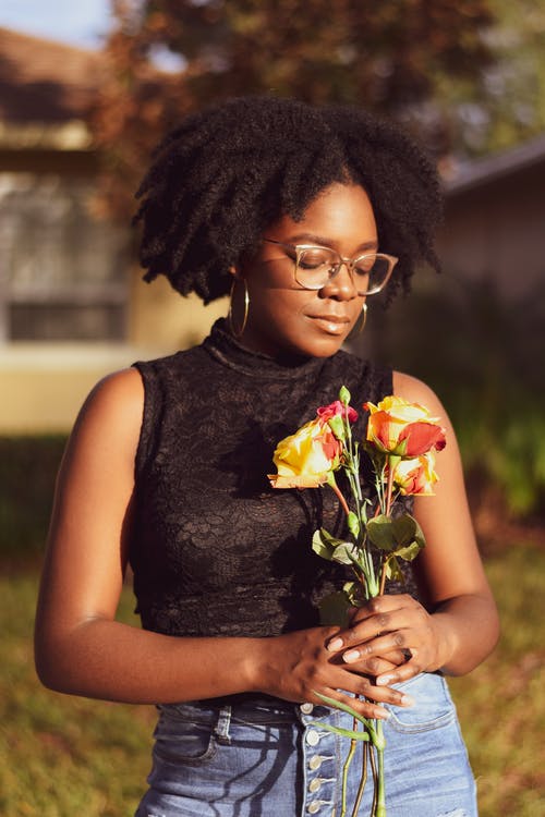 黑色背心手捧花的女人 · 免费素材图片
