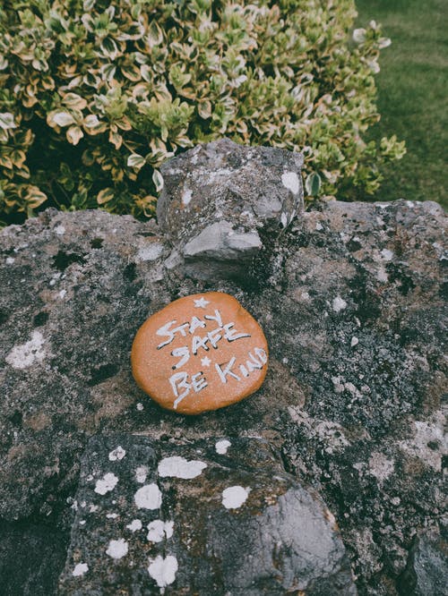 保持安全，在石头上贴上好铭文 · 免费素材图片