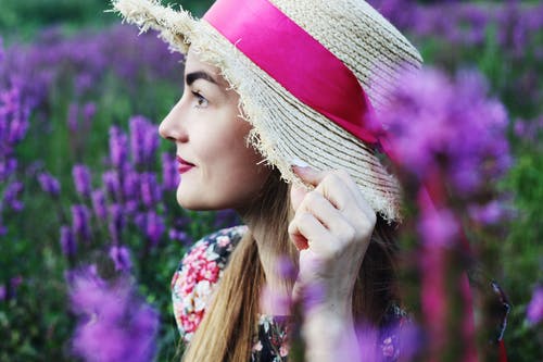 太阳帽的女人 · 免费素材图片