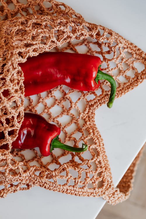 红辣椒在桌子上的食物网 · 免费素材图片