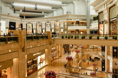 现代风格的购物中心，拥有闪亮的地板和许多精品店 · 免费素材图片